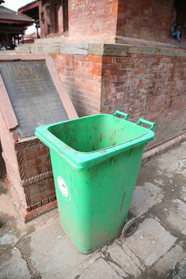 スパイスの国ネパール、カトマンズのゴミ箱