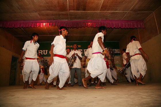 ネパールで沢山踊る人